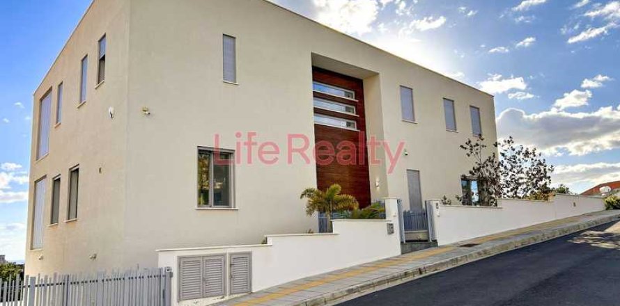 6 bedrooms House in Mouttagiaka, Cyprus No. 100846