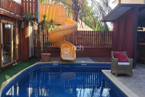 4 bedrooms Villa in Limassol, Cyprus No. 70993 1