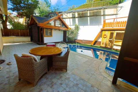 4 bedrooms Villa in Limassol, Cyprus No. 70993 3