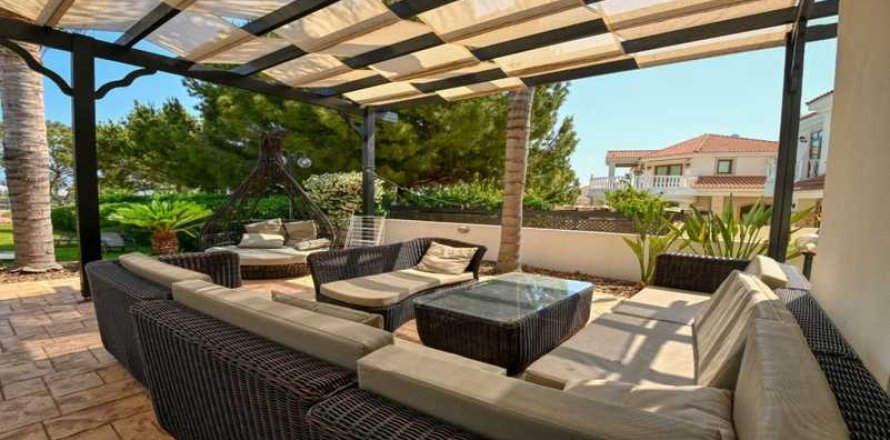 5 chambres House à Paralimni, Cyprus No. 100724