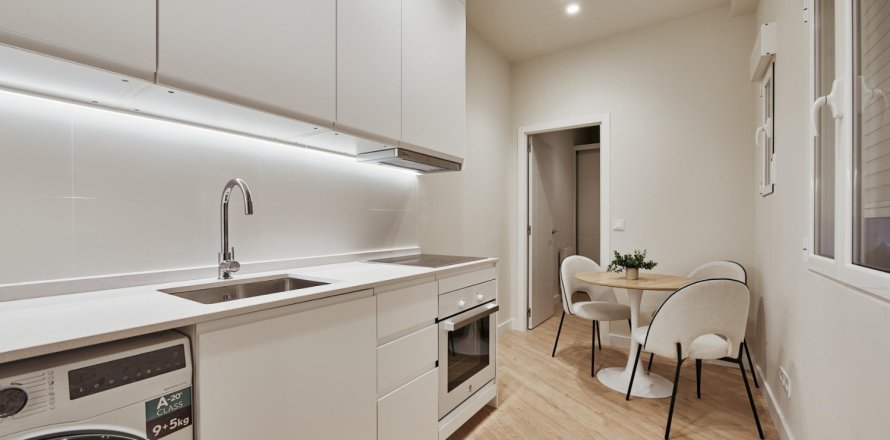 2 bedrooms Apartment in Madrid, Spain No. 126075