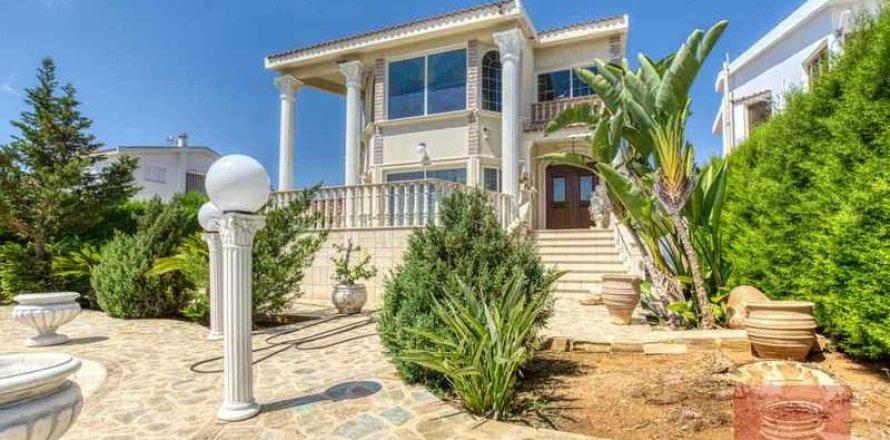 Вилла с 4 спальнями в Паралимни, Кипр №63103