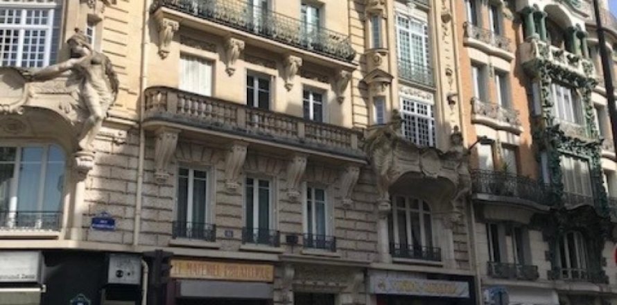 Studio Apartment in Paris, France No. 104714