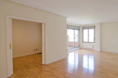3 bedrooms Apartment in Madrid, Spain No. 26956