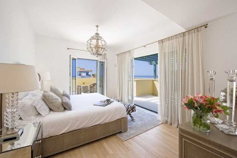 4 bedrooms Villa in Limassol, Cyprus No. 76184 3