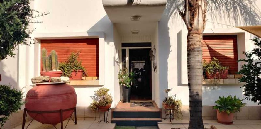 4 bedrooms Villa in Strovolos, Cyprus No. 80637