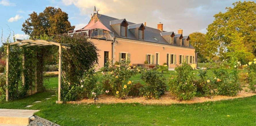 4 bedrooms Villa in Vaas, France No. 69422