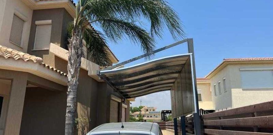 4 bedrooms House in Kato Polemidia, Cyprus No. 29317