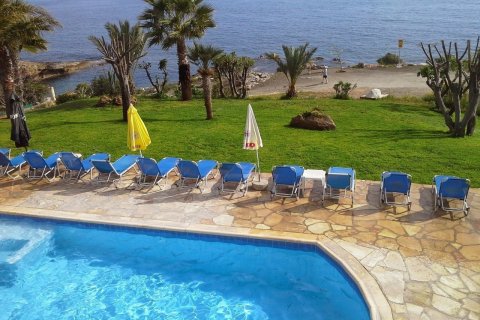 Дом с 6 спальнями в Хлорака, Кипр №37384 1