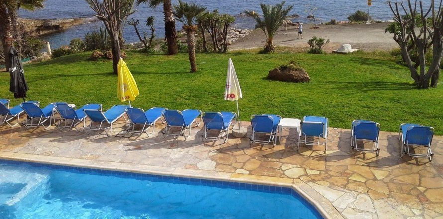 Дом с 6 спальнями в Хлорака, Кипр №37384