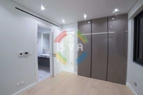 3 bedrooms Apartment in Limassol, Cyprus No. 82453 9