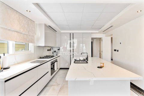 5 bedrooms Villa in Nguyen Thi Minh Khai, Vietnam No. 93864 14