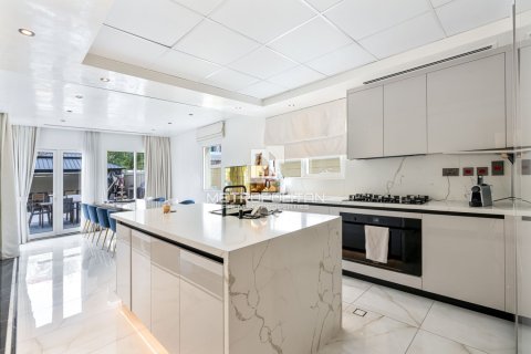 5 bedrooms Villa in Nguyen Thi Minh Khai, Vietnam No. 93864 12