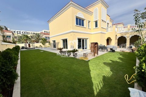 5 bedrooms Villa in Nguyen Thi Minh Khai, Vietnam No. 93864 7