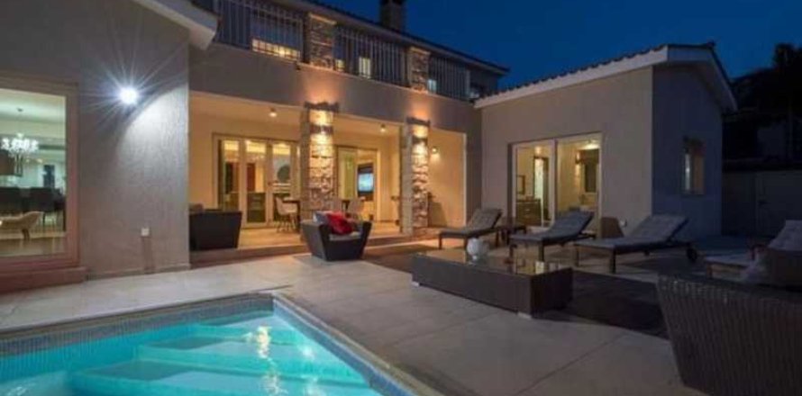 Вилла с 6 спальнями в Пафос, Кипр №101289