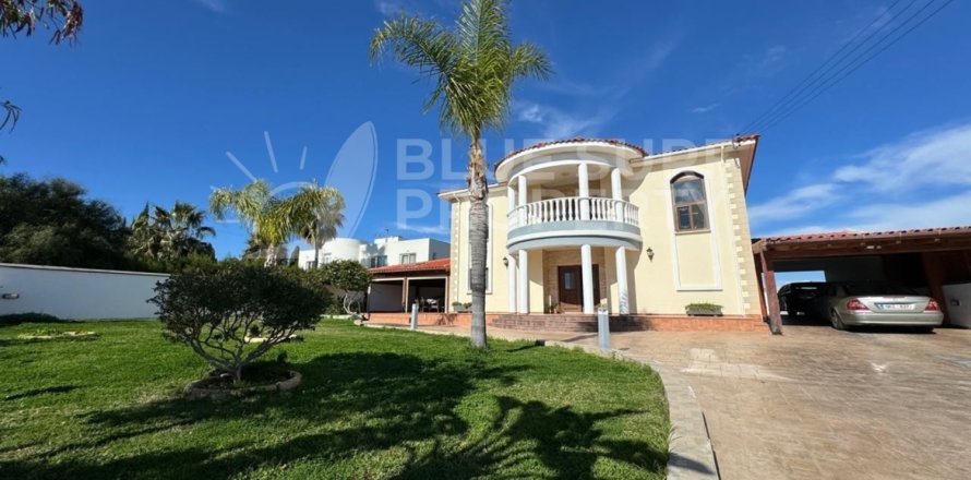 Вилла с 5 спальнями в Фамагуста, Кипр №104843