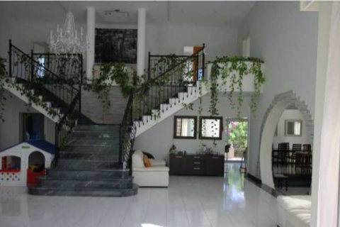 5 bedrooms Villa in Oroklini, Cyprus No. 83496 3