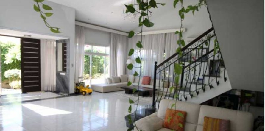 5 bedrooms Villa in Oroklini, Cyprus No. 83496