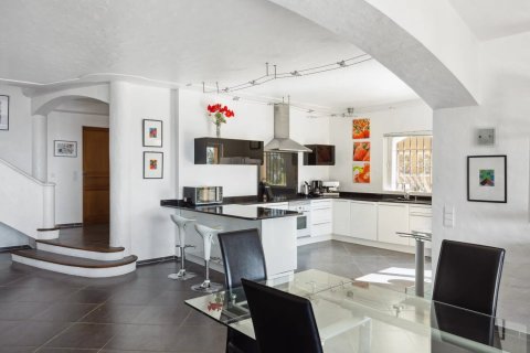 5 bedrooms Villa in Chateauneuf-Grasse, France No. 67941 3