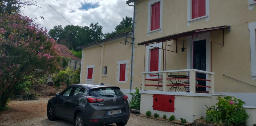 5 bedrooms Villa in Saint-Germain-du-Salembre, France No. 69453