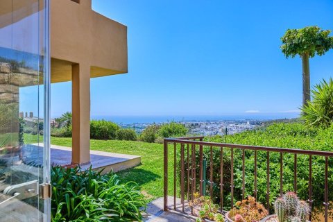 3 bedrooms Apartment in Benahavis, Spain No. 92318