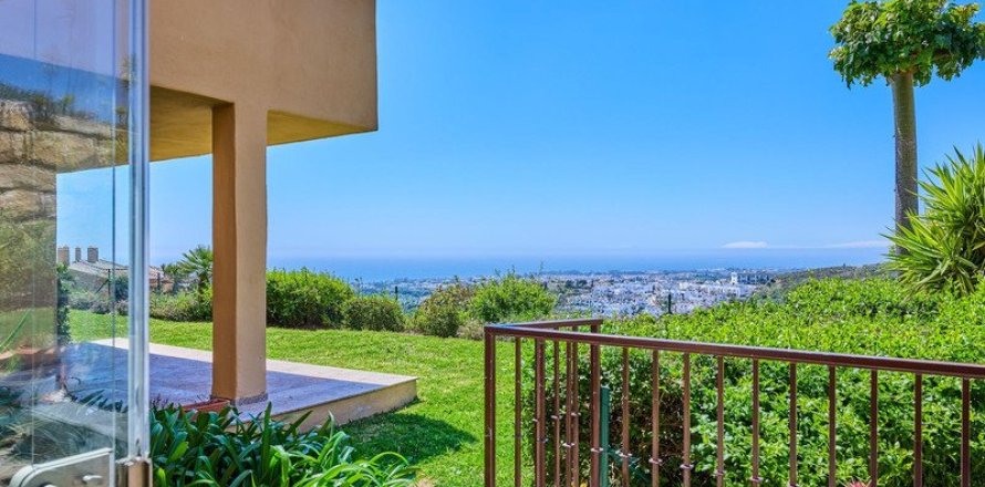 3 bedrooms Apartment in Benahavis, Spain No. 92318