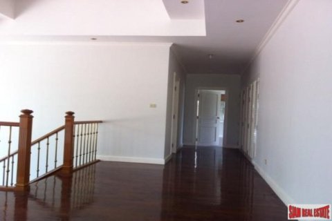 5 bedrooms House in Chonburi, Thailand No. 96540 13