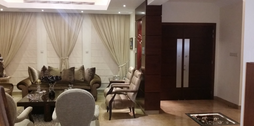 5 bedrooms Villa in Agios Athanasios, Cyprus No. 30161