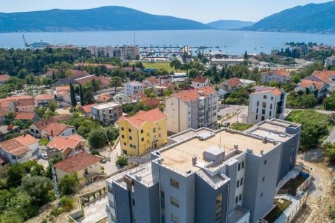 Квартира с 2 спальнями в Тиват, Черногория №104799 2