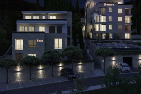 Квартира с 2 спальнями в Тиват, Черногория №104799 1