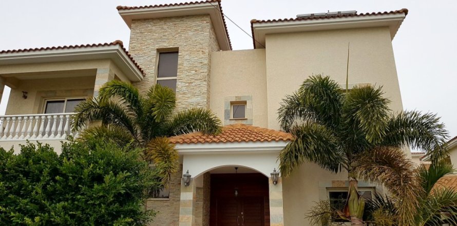 4 bedrooms Villa in Limassol, Cyprus No. 105783
