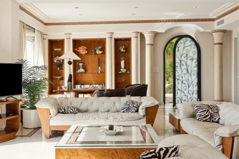 5 bedrooms Villa in Antibes, France No. 68770 8