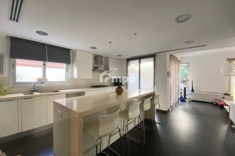 Дом с 4 спальнями в Строволос, Кипр №75809 12