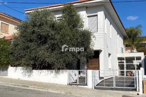 Дом с 4 спальнями в Строволос, Кипр №75809 1