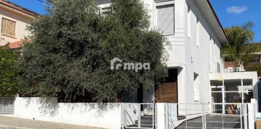 Дом с 4 спальнями в Строволос, Кипр №75809