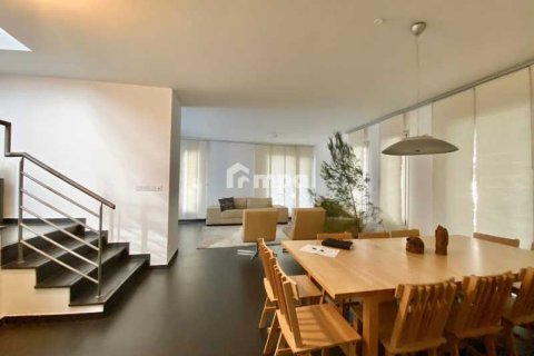 Дом с 4 спальнями в Строволос, Кипр №75809 8