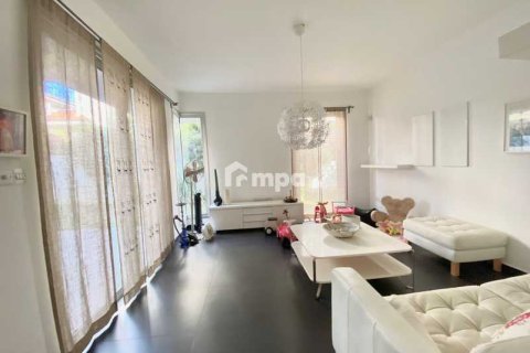 Дом с 4 спальнями в Строволос, Кипр №75809 11