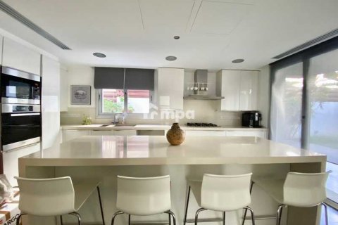 Дом с 4 спальнями в Строволос, Кипр №75809 13