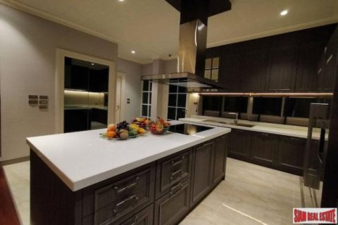 4 bedrooms Townhouse in Pattaya, Thailand No. 97027 11