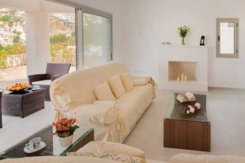 4 bedrooms Villa in Tala, Cyprus No. 70028 3