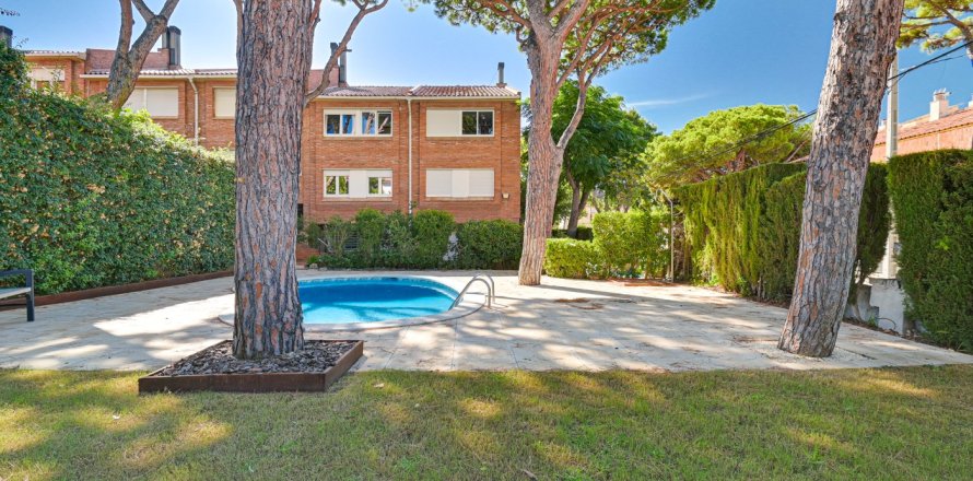 4 bedrooms Townhouse in Tiana, Spain No. 110596