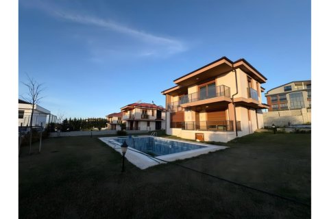 4 dormitorios Apartment en Silivri, Turkey No. 124927