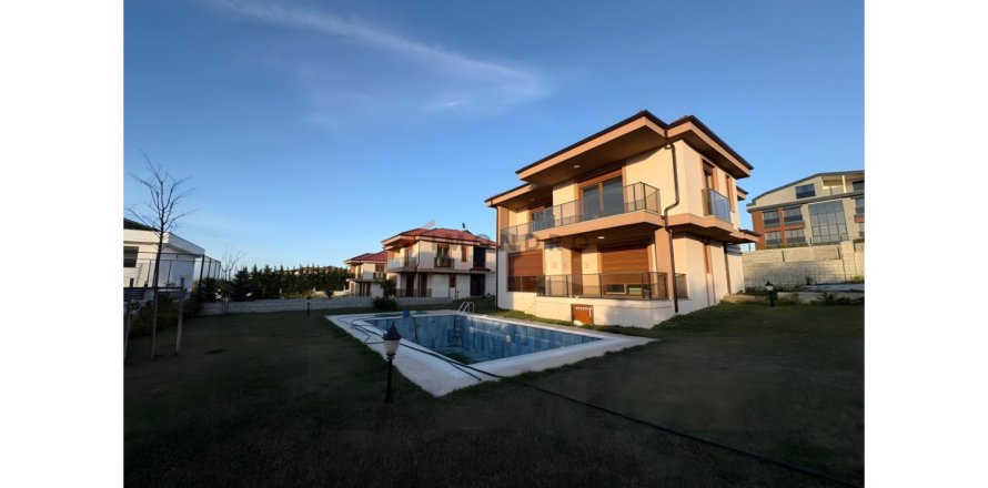 Квартира с 4 спальнями в Силиври, Турция №124927