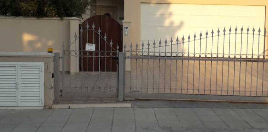 6 dormitorios Villa en Strovolos, Cyprus No. 29935