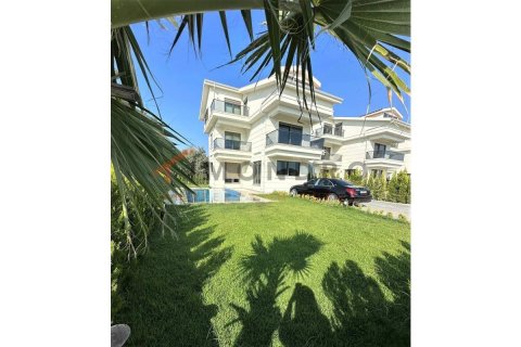 Вилла с 4 спальнями в Кадрие, Турция №17114