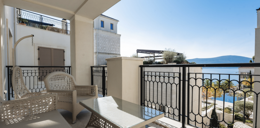 2 dormitorios Apartment en Tivat, Montenegro No. 104733