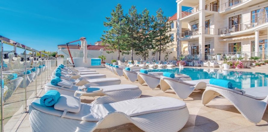 5640m² Commercial property in Lloret de Mar, Spain No. 27205