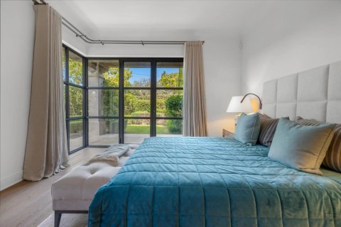 5 bedrooms Villa in Cannes, France No. 99305 9