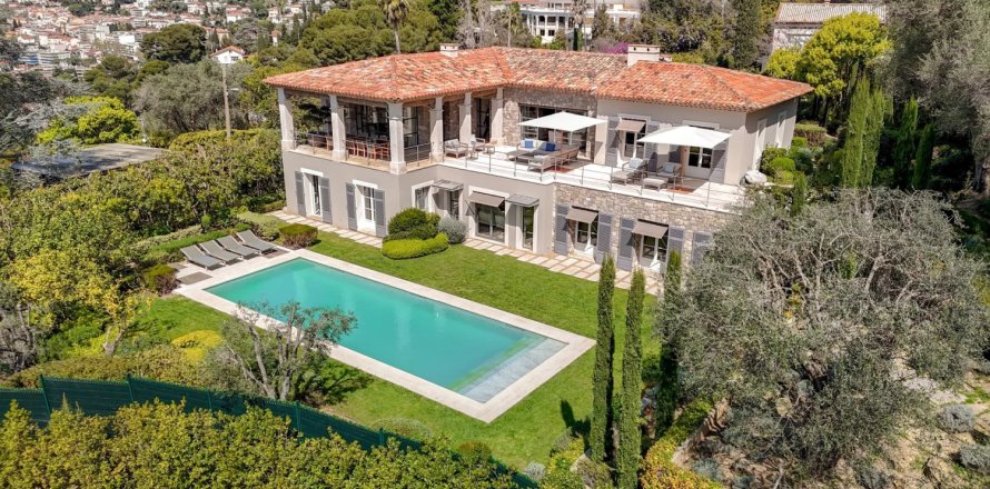 5 bedrooms Villa in Cannes, France No. 99305
