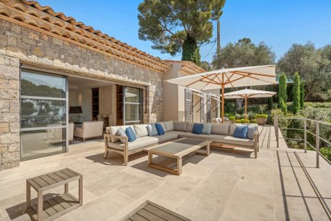 5 bedrooms Villa in Cannes, France No. 99305 5